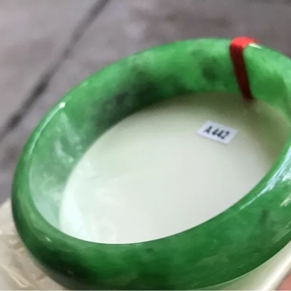 VINTAGE Medium Jadeite Green Jade Bangle Size 59mm Emerald Green Jade D641 - Picture 13 of 14